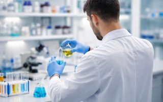 technicien-laboratoire-melange-bechers-equipements