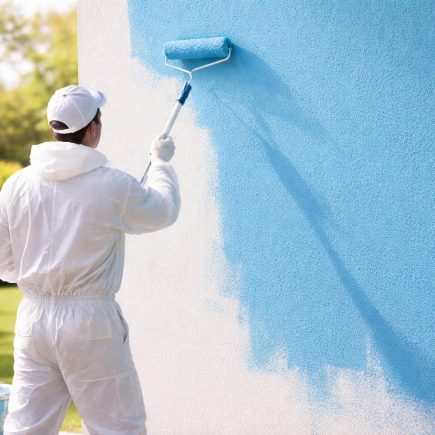 peintre-combinaison-blanche-mur-couleur