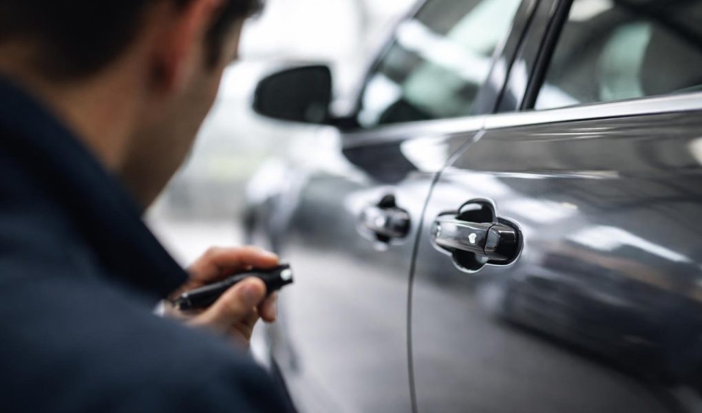 personne-examine-serrure-voiture-garage