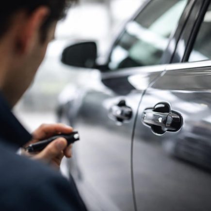 personne-examine-serrure-voiture-garage