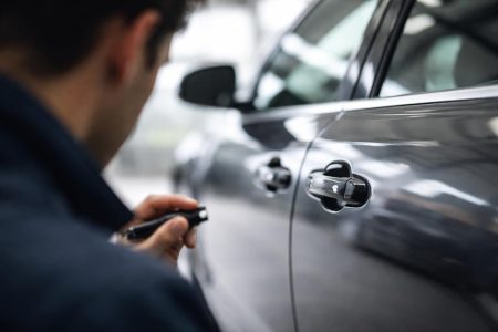 personne-examine-serrure-voiture-garage