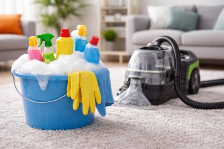 seau-mousse-flacons-nettoyants-salon